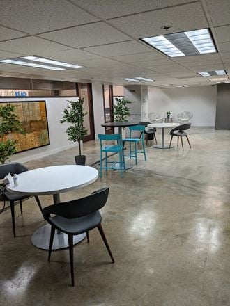 Preview this VenturePoint - Broadway Coworking space for Rent in San Antonio