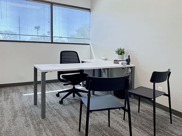 Preview this Regus - Tucson - E Broadway Blvd Coworking space for Rent in Tucson